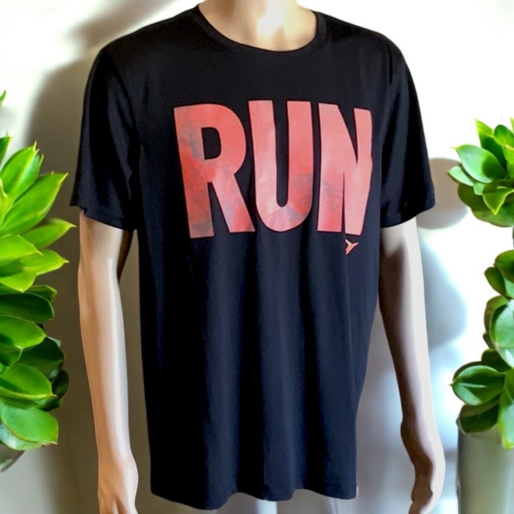 Old Navy Men's Active “RUN” Graphic Go-Dry T-Shirt - Picture 11 of 16